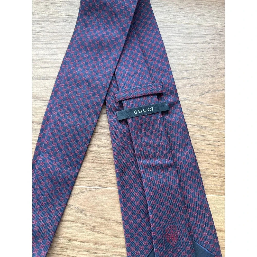 Gucci Mens Silk Tie Navy Blue Red GG Micro Monogram Logo Made in Italy Classic